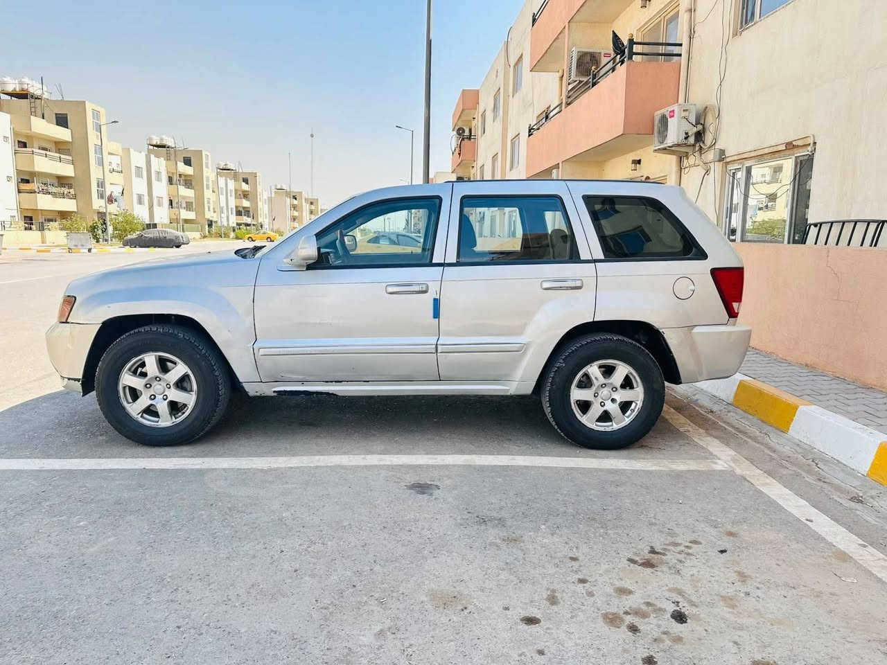 جيب لاريد 2008جديده السعر مناسب  تجي وتقتنع وعيوني اللك
محرك V6 3.7L سته سلندر مرغوب كيرو محرك بشرط  ( سيارا رقم سليمانيه تحويل شرط بسمي )
سياره بدون حادث بيه رشتين بالباب والبالجاملغ بدون دواخل تخم تاير جديد شاده وحداديه جديد سويته وسنويه ولوحات جدد بأسمي 
سياره نضيفه ومال جناي
مواصفات ،  
 -داخل اسود  رصاصي  كهرباء-
  - تحديد سورعة - بلاجكتور -
 - مري كهربا  و ويل كب  بلادي
سياره جاهزه للاتصال ***********
