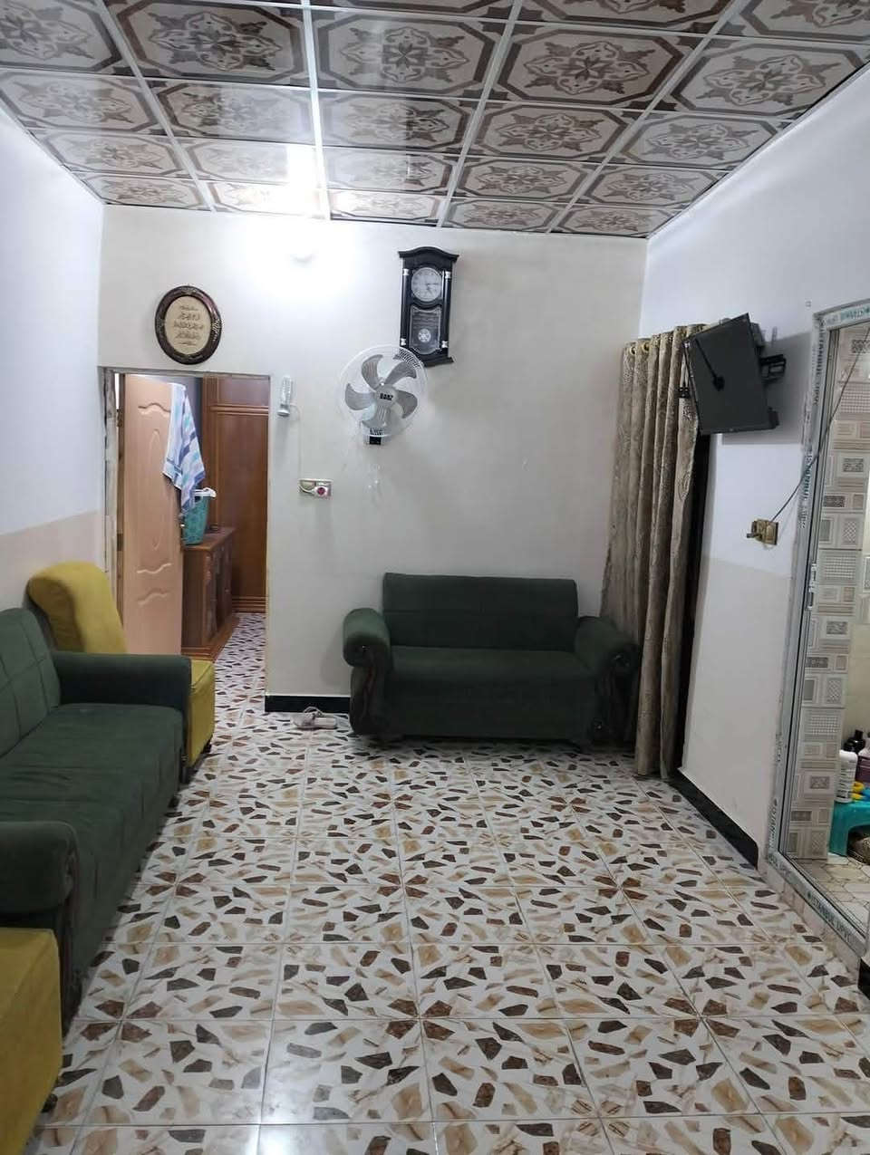 سلام عليكم بيت بل براكيه شارع الشفلات مقابيل اسواق فارس العبدلي البيت 50متر  السعر 30مليون وبي مجال  الي موعاجبه رجآ ليعلق الاستفسار الاتصال على الرقم ***********
