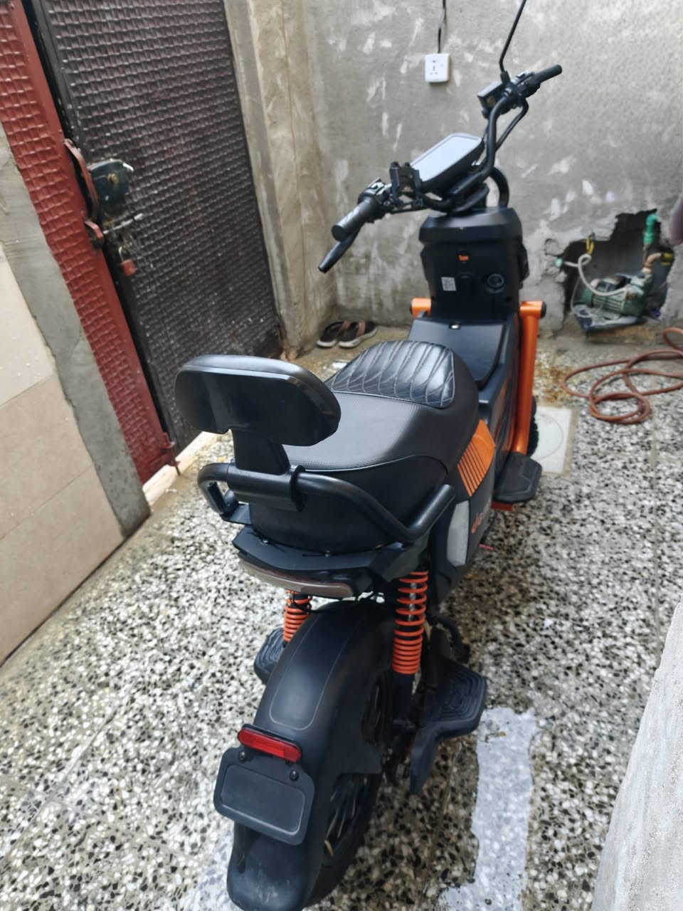 دارجة مؤيد طايرة (وين بوكس )
بطارية ليثيوم 45 امبير 60 فولت 
يعني تمشيك بالشحنه الوحدة 60 كيلو
صار 5 اشهر من مشتريها 
دراجه حيل نظيفة وممتازة 
السعر 750 الف 
مكاني بغداد الشعب 
***********
