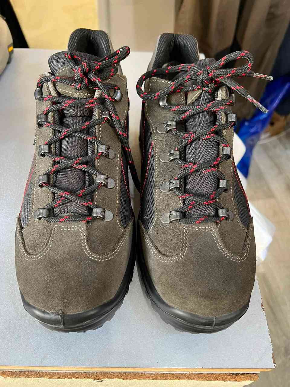 greaport italy waterproof
size_42
orginal
بلە غیر مستخدم 
ئورجینال وکالە 
ایطالی
نظافە %100
توصیل جمع
***********
