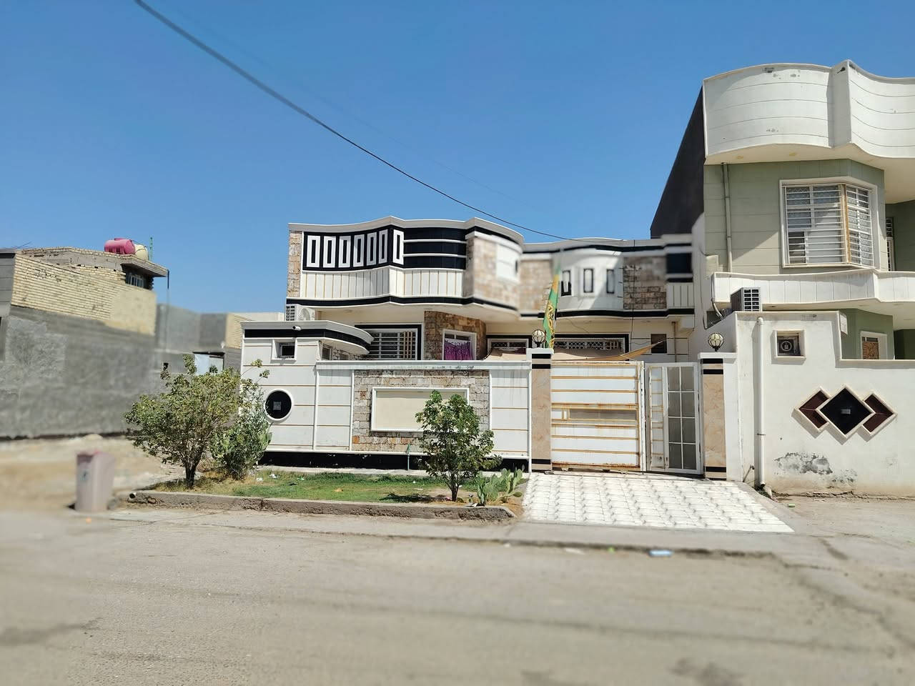 ملاحضه/ السعر خاص. او اتصال. او واتساب 
السلام عليكم.. بيت للبيع / في مجمع حجي حسين مقابل المستشفى. قرب اسواق ابو احسان مباشرة.
بشارع ال ١٥ متر
 مساحه البيت ٢٠٠ متر 
بناء حديث جداً. طابوق جمهوري. يتكون من. غرفتين وصاله ومطبخ واستقبال. صحيات داخليه وخارجيه. وشغل كله درجه اولی. للإستفسار عل رقم ***********
