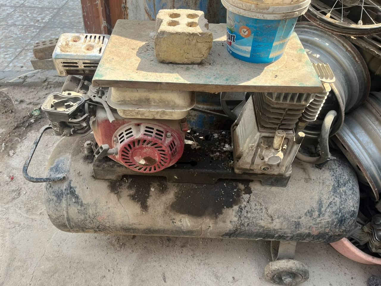 كمبريسر متروك شغال شرط تجي شغله سعره 75 مكان بغداد المنصور ***********
