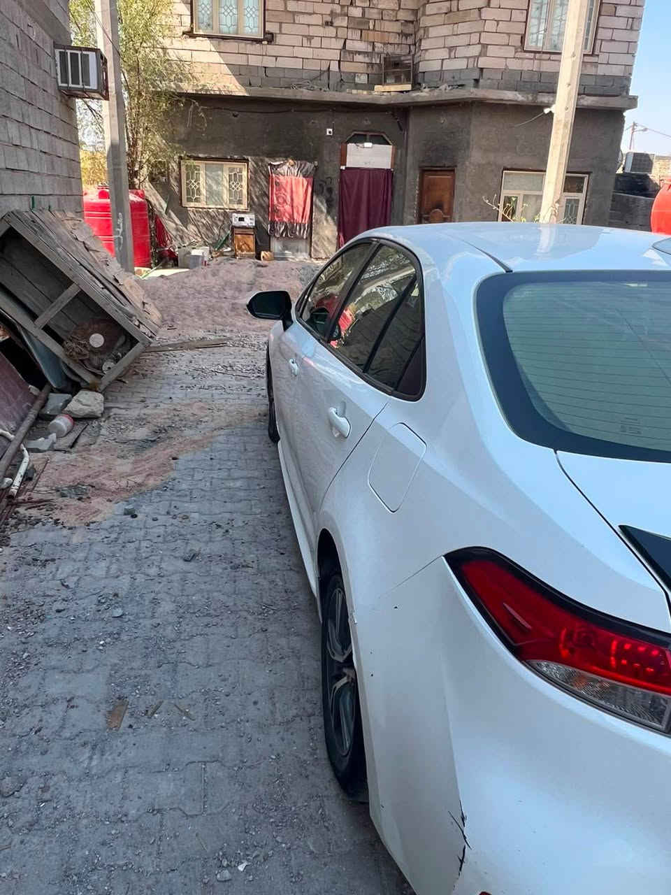 السلام عليكم
كورلا موديل 2022فئه le رقم قادسيه معوقين الدولي الجديد 
المحرك: 1.8L اربعة سلندر
شاشة الدشبول كبيرة للتحكم بايعازات السيارة  
نظام ABS مانع انزلاق
 اوتو هولد
 تحديد مسار 
توقف ذاتي
 قياده ذاتيه 
 سايد بريك بصمه 
 حادث السياره تقرير مياه امطار وبالعراق بارد قطعتين ...
 للاستفسار اتصال او واتساب*********** 
العنوان بصره / السراجي / سكة العون 
السعر 145 وبيها مجال الزبير, البصرة
