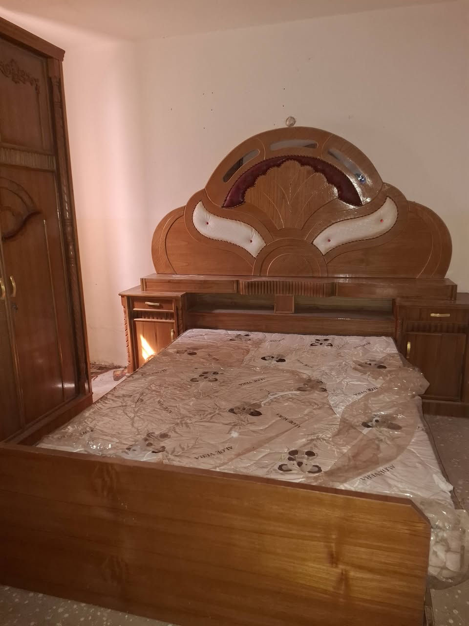 السلام عليكم غرفه خشاب كامله وجديده مستعمله قليل اي ضرر مابيه مناسبه التفاصيل ***********
