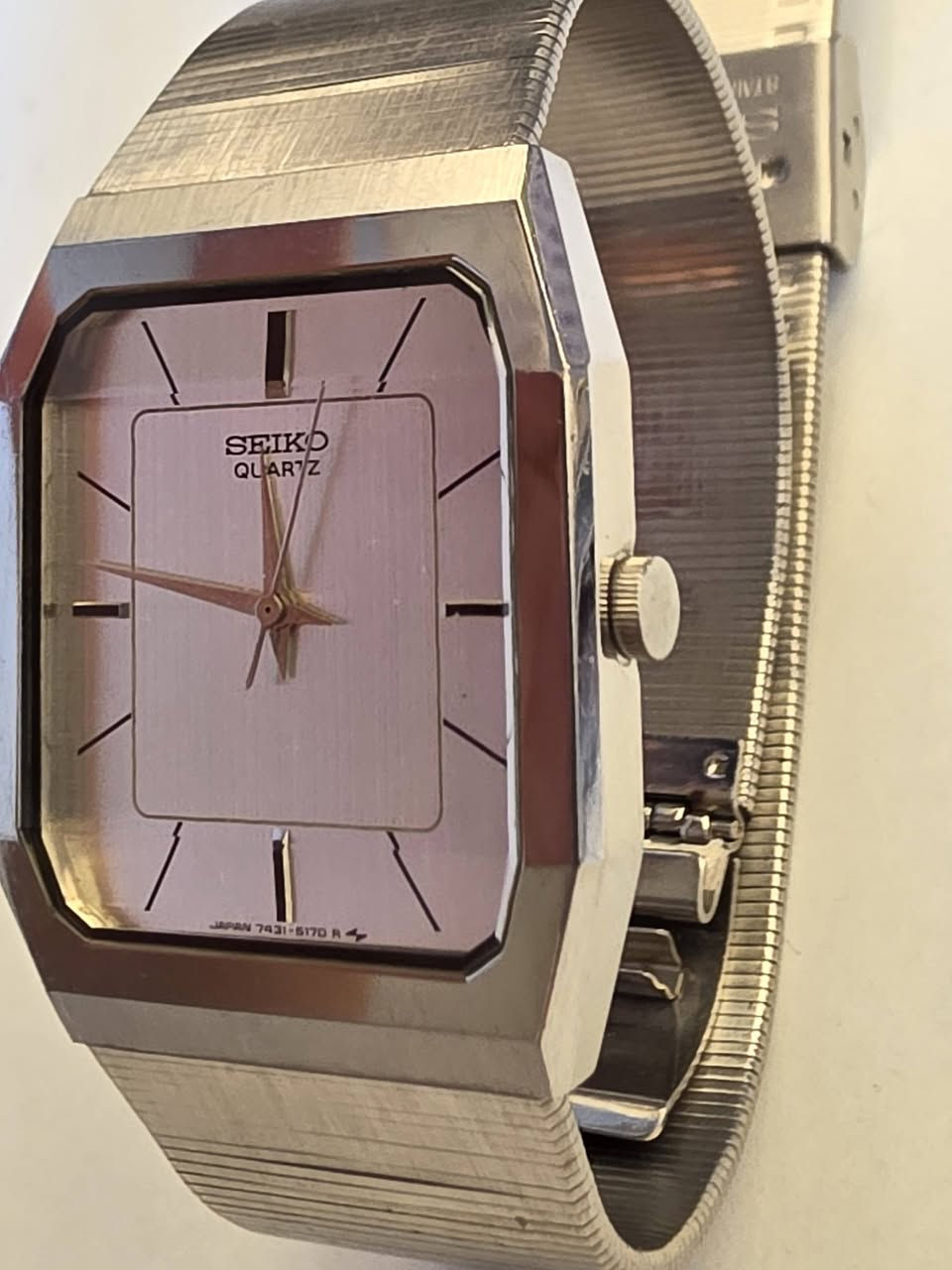 تحية طيبة/ على جميع الأخوه الكرام
⌚ SEIKO QUARTZ – أناقة تليق بك
ساعة بتصميم كلاسيكي فاخر ولمسة يابانية مميزة ✨
🔹 هيكل ستانلس ستيل أنيق
🔹 واجهة فضية راقية
🔹 سوار معدني فاخر
🔹 حركة كوارتز دقيقة وموثوقة
🔹 مناسبة للدوام والمناسبات
💰 السعر: 150,000 دينار عراقي فقط
📲 للطلب والاستفسار:
***********
🚚 توصيل لجميع المحافظات 🇮🇶
فايب أوكلك للساعات — اختَر الوقت اللي يليق بك.
