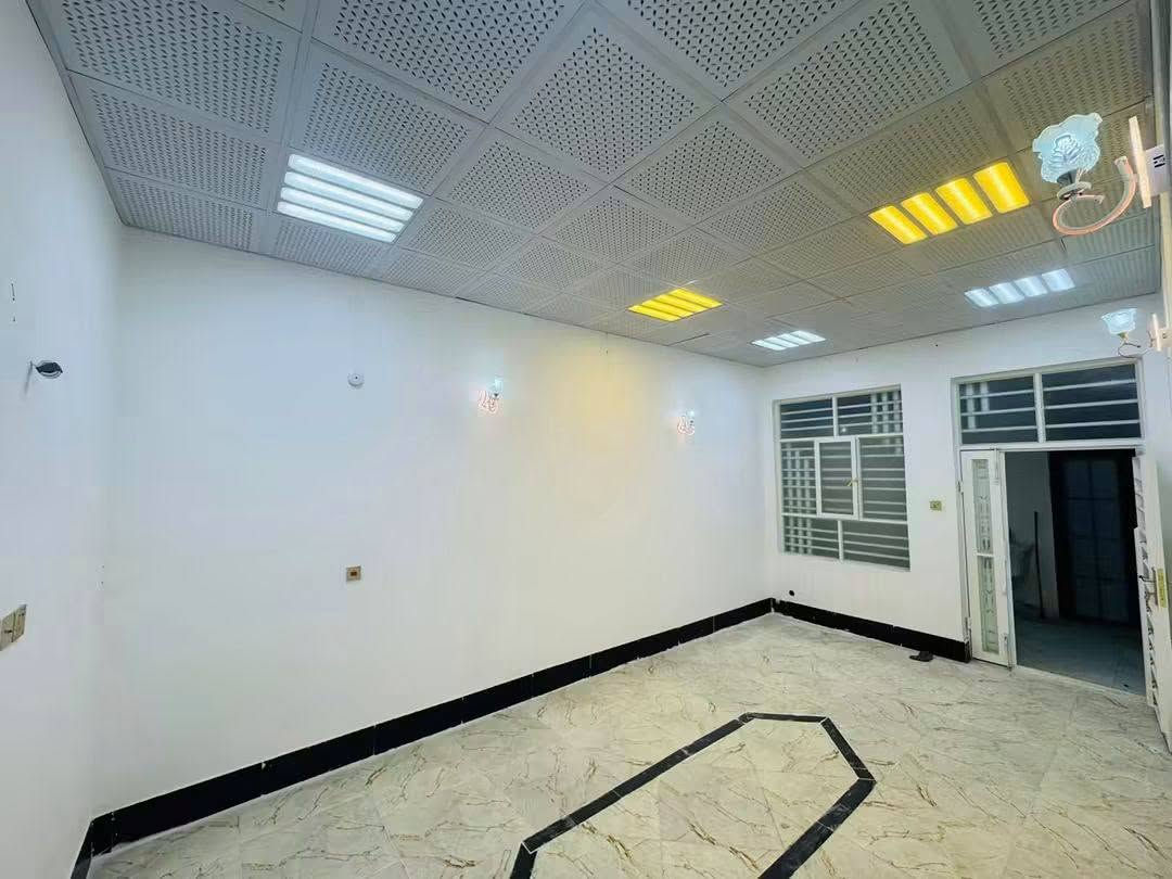 سلام عليكم بيت البيع ١٠٠ متر طابق ونص النجف حي النداء مقابيل الأميرات الأولى على شارع 20 قريب عله شارع المجمعات
تفاصيل العقار طابو صرف📜
‏طابوك جمهوري 🧱
صب كونكريت شغل 
درجة أولى مال جناي
‏تصميم البيت يتكون 
طابق الأرضي🏠
‏استقبال صالة مفتوحة المطبخ غرفة صحيات داخلية وخارجية منور
‏طابق الثاني🏡
‏ غرفة واحدة صالة صحيات سطح فرشي 
سعر البيت ٩٥ مليون وبي مجال 💵
يوجد فيديو للبيت الاستفسار واتساب 
***********
***********
***********
مكتب آمال الشرق للاستثمار العقاري
سلام عليكم بيت البيع ١٠٠ متر طابق ونص النجف حي النداء مقابيل الأميرات الأولى على شارع 20 قريب عله شارع المجمعات
