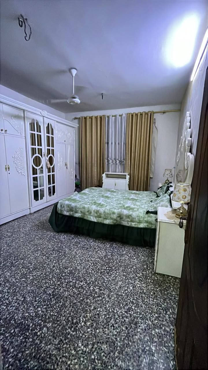 سلام عليكم دار للبيع طابو صرف منطقه جميله مساحه ٢٥٠ واجهه ٥ يفتح ١٠ نزال ٣٠ بناء ٢٠١٤ البيت خلفي بيت فوك وجوه هم بيت بس من الداخل مامفصول البيت موقعه تجاري عرض الشارع ٢٠ متر مقابل البيت ماكو بيوت مقابله شركه البان موقعه بشارع الركن لابيض قرب مشويات القرلوسي للتوصل رقم صاحب الدار ***********
