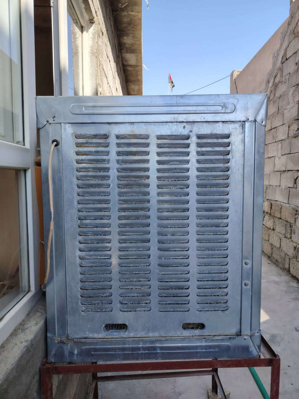 مبرده للبيع حجم ثنين و نص شغال بس ماطور ضعيف يشتغل
بس كشر فول نضيف
***********

