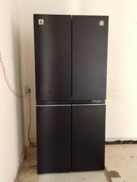 ثلاجه شغاله 4 بيبان  مكاني شارع كهرباء منقصه غاز بس 07742304556 وتساب