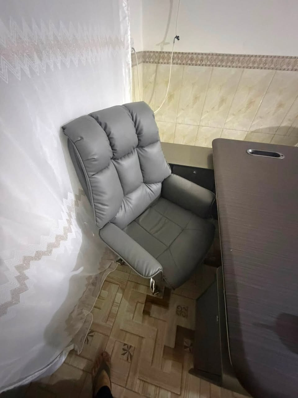 سلام عليكم 
ميز مكتبي جديد جداً عرض 160 فول مواصفات  بي جرارات قاصه عدد 2 بي سيار بي اناره لي مروحه صغيره 
مكتبه مال ميز بيبان قاصه 
كرسي رئاسي جديد جداً 
كراسي عدد 2 جدد 
السعر 750  الف قفل اني اشتريتهن  قبل شهرين بمليون واربعميه 
العنوان بغداد الكراده 
***********
