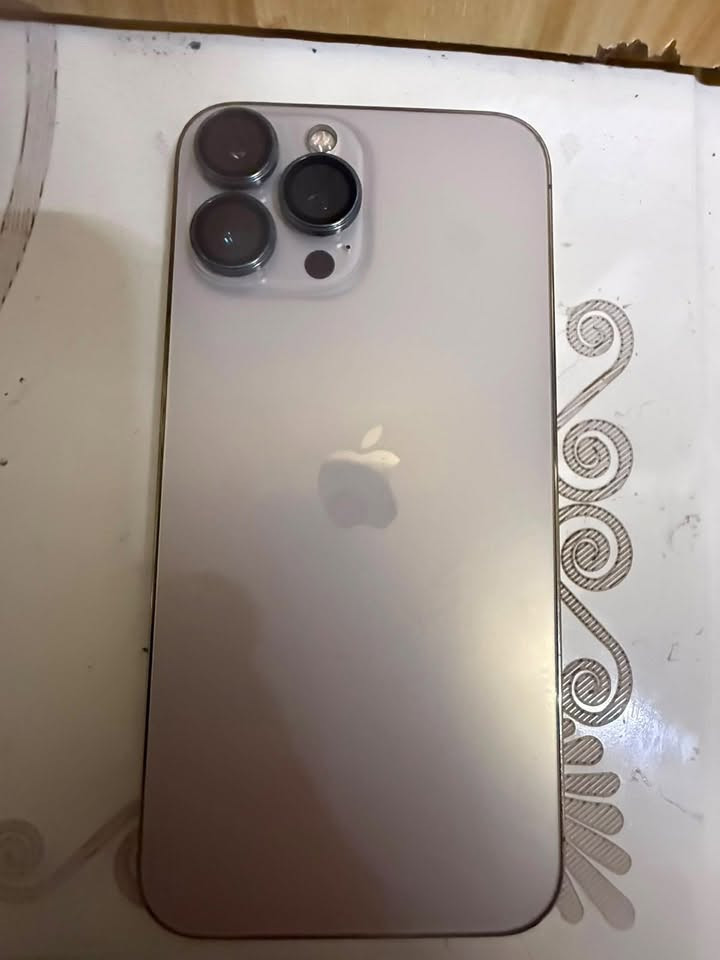 ايفون 13 pro max ذهبي ذاكره256 بطاريه90 تك شارحه جهاز نضيف مستعمل قليل سعر700 وبي مجال للتواصل*********** بيع فقط ما اراوس
