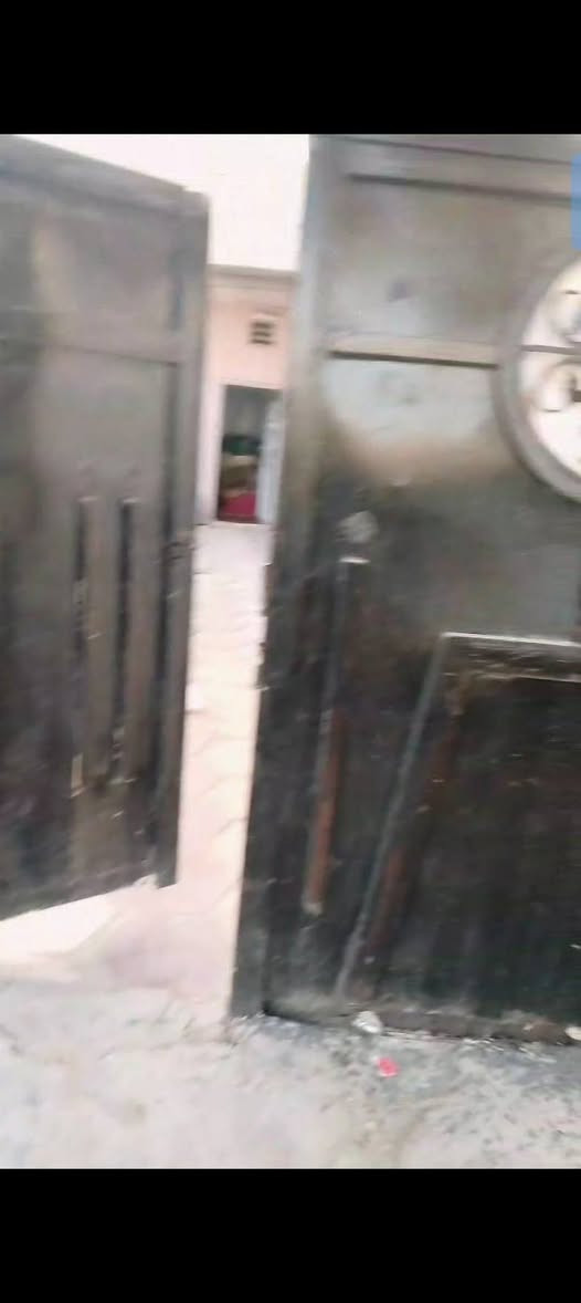 عليكم بيت مساحته 215 متره يحتوي على غرف نوم 3او ستقبال او مطبخ او صاله او مكشوفات 2او صبابه جبيره او صحيات داخل او خارج معه مشتمل مساحته 75متره يحتوي على غرفتين او مطبخ مفتوح على اصاله او صحيات داخل او صبابه زغيره العنوان نجف كوفه علوة الفحل تنينهن السعر 38اوبيهن مجال اتصل ابهاذا الرقم ***********‬‏
