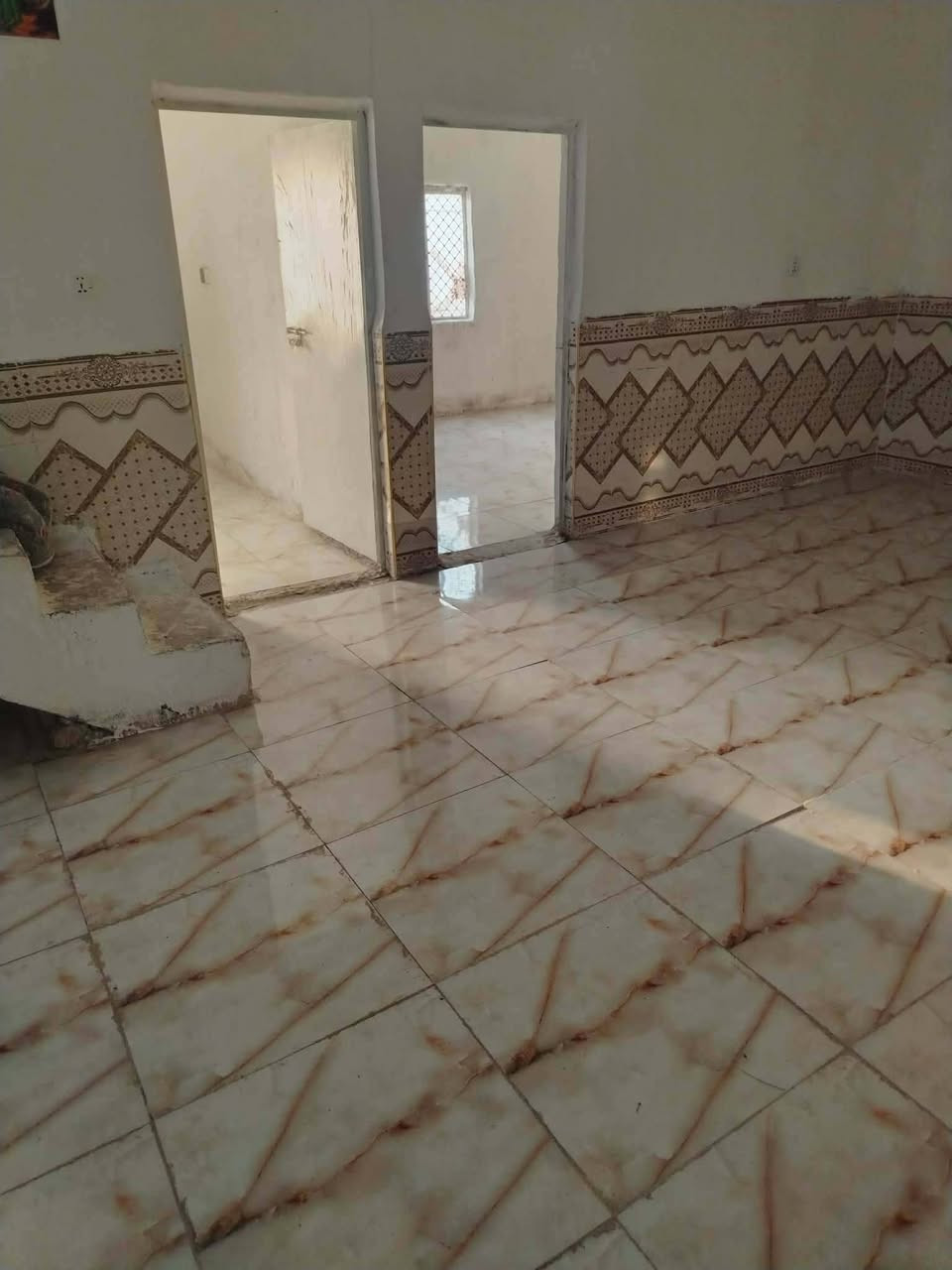 السعر ب 65 وبي مجال  بيت البيع المساحه 200 متر العنوان العماره الدوانم حي السلام الثانيه البيت جاهز السكن يتكون من 2 قرف وصاله ومطبخ وحمام واستقبال بناء حديث بلوك عكاده متوفره كافت الخدمات  ***********
