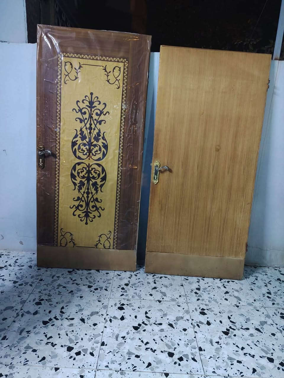 أبواب عدد 6 للبيع بدون جرجوبه بحالة جيدة  السعر 15 وذا شلع بيها مجال
***********
