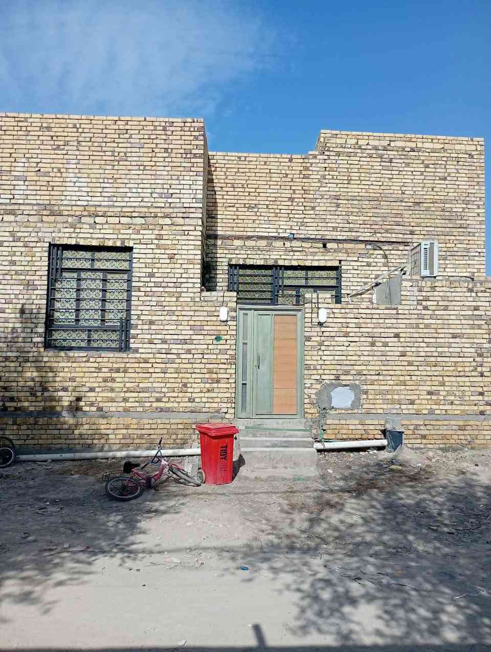 بيت ١٠٠متر زراعي حديث جدا خريطه مرتبه بناء طابوق كامل مواصفات السعر ٤٠ وبي مجال
غرفه صاله مطبخ استقبال صحيات
بيتونه ستاره البيت كامل 
الدجين شارع قصي ابو المولد
(( البيت شهر ويفرغ ))
واتساب ***********

