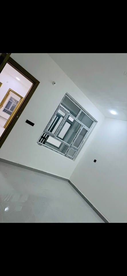 سلام عليكم شقه للإيجار طابق ثاني بناء حديث ٢٠٢٦ مكون من مطبخ + صاله + كلدور + غرفه نوم + صحيات 
منطقه سكنيه هادئه جداً  سعر الايجار ٣٠٠ 
بكرلي _شارع ٢٠ للتواصل ‭***********‬
