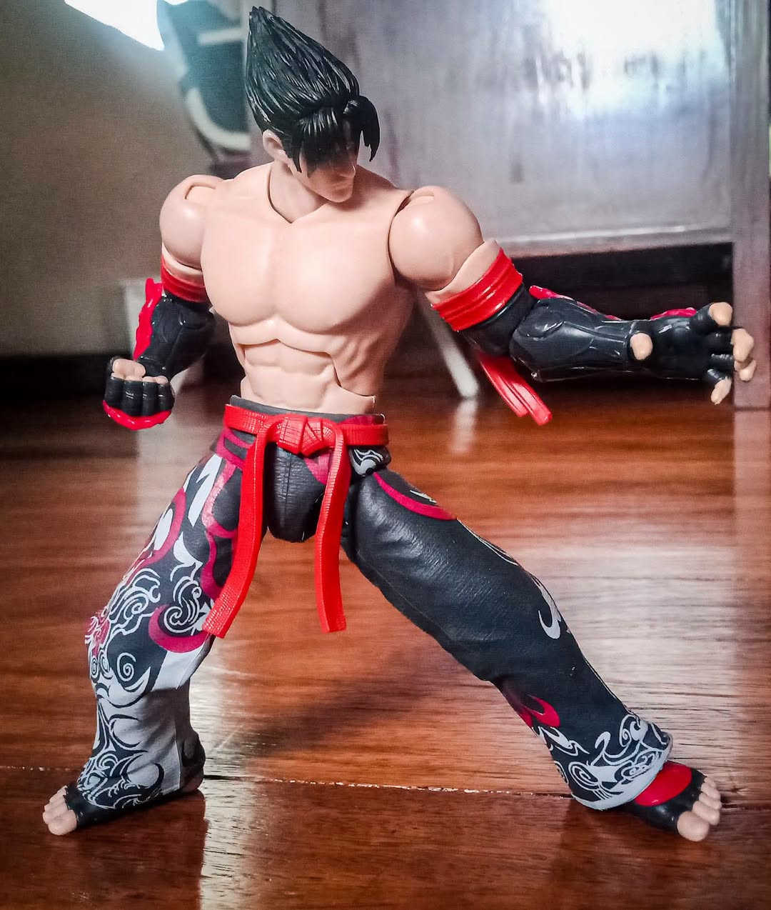 شخصية جين (Jin) من سلسلة Tekken 8 الجزء الاخير💥
انتاج شركة بانداي Bandai أصلي👍
مفصلي بالكامل ومفاصل الارجل مخفيه تحت الملابس
جديد مع الملحقات ايدي اظافيه ومؤثرات الطاقه لليد وقاعده الRound2🥰
متوفر توصيل لكل محافظات العراق🚕
