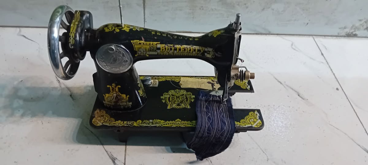 ميكينه خياطه للبيع السعر ١٠٠ الاتصال ***********
