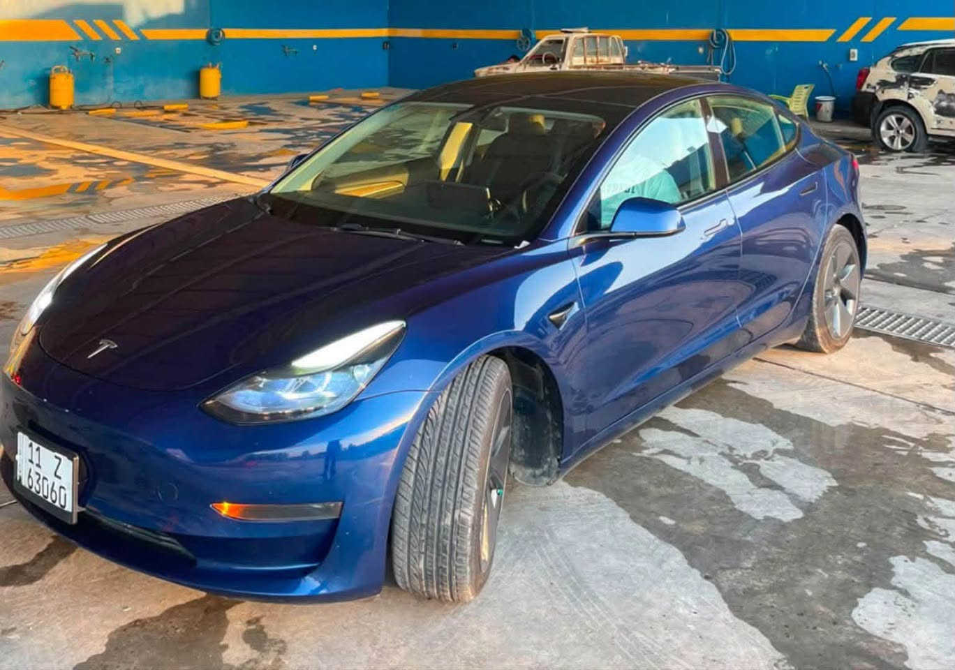 🚘 للبيع Tesla Model 3 – موديل 2023 ⚡️

🔹 أونلاين + آخر تحديث
🔹 تنربط على التلفون تحكم كامل 📱
🔹 الممشى: 90,000 كم
🔹 البطارية: 79% 🔋
🔹 تمشي تقريباً 410 كم بالشحنة
🔹 السيارة نظيفة جداً وأحلى هواية من الصور ✨

⚠️ ملاحظات السيارة:
• حادث بالجنطة، راجع بارد بدون صبغ فقط تصليح بارد، والحادث مرفق بالصور.
• إيرباك خلفي واحد طاك وراجع بدون سستم.
• سنسر تاير واحد واقف.
• المسجات الموجودة فقط: سنسر تاير + إيرباك.

🔌 الشاحن الأصلي + البورد كامل ويا السيارة، ويُعتبر ضمن السعر.

💰 السعر: 149 بيها مجال 
تواصل ***********
