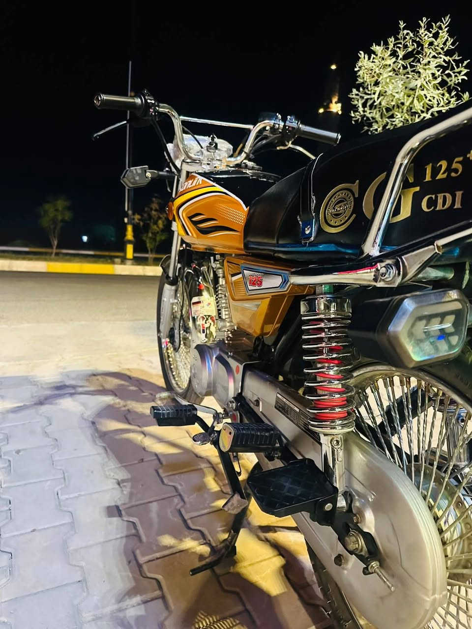 السلام عليكم للبيع تايكر 2025 مكفولة كفالة عامة اي نقص ما بيها محرك بلادي 125cc أوراق كاملة كهربائيات كلها شغالة عداد إلكتروني مكان ديالى للاتصال : *********** السعر 775
