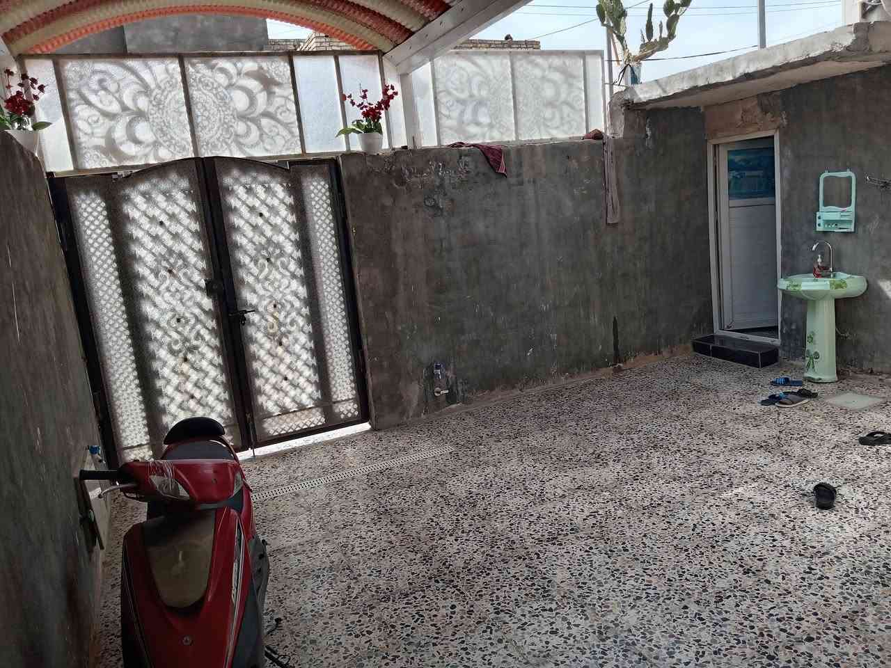 سلام عليكم بيت طابق ونص مساحته 160متر موقعه حيطارق الوصط بين القديم ولوصط بنص قرب سنتر حيطارق بيت يحتوي ٣غرف وصاله جبيره ومطبغ ومنورين واستقبال وحمام وصحيات تاخلي وخارجي وتواليت ولكراج البيت بناه جديده حديث طابوك جمهوري لبيت رفت مجاري تبليط لفرع ورصيف ومقرنص مي خطين لبيت صاير عله شارعين تبليط الوصط والقديم سعر95وبي مجال ***********
