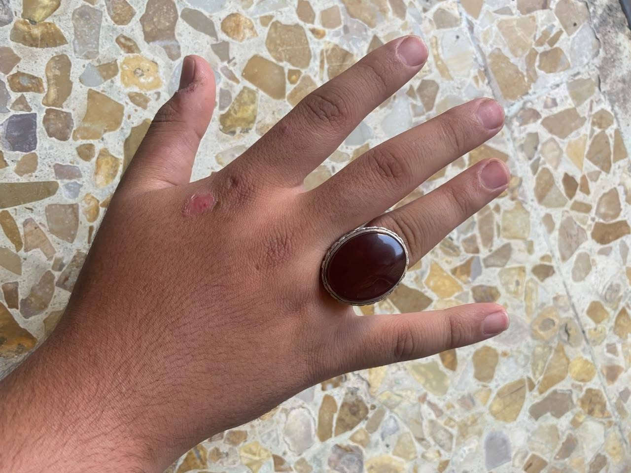 خاتم من العقيق اليماني الغير المعالج صياغه يدوية ثقيله الكاضميه وزن الخاتم 26 غرام خاتم خشن  سعرة 150 الف قفل بسعرة استفسار اتصل او واتساب ***********
