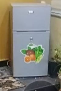 للبيع ثلاجه 6 قدم بابين اخت الجديده ب100 العنوان حي الميكانيك 07735416...