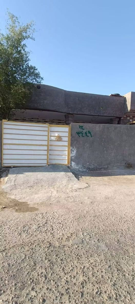 بيت للبيع ابي غرق حي الجواد بشارع القائد ابو تراب يرهم قسط بمقدمه 40 سعر النقد 65 وبي مجال مساحة البيت 250متر سند 25 تحويل باسم المشتري لتواصل خاص
