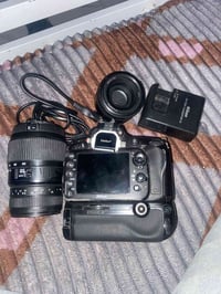 كامرة نيكونb610 البيع وياه عدسه70/300 وعدسه 50mm السعرر 550 الرقم 0770...