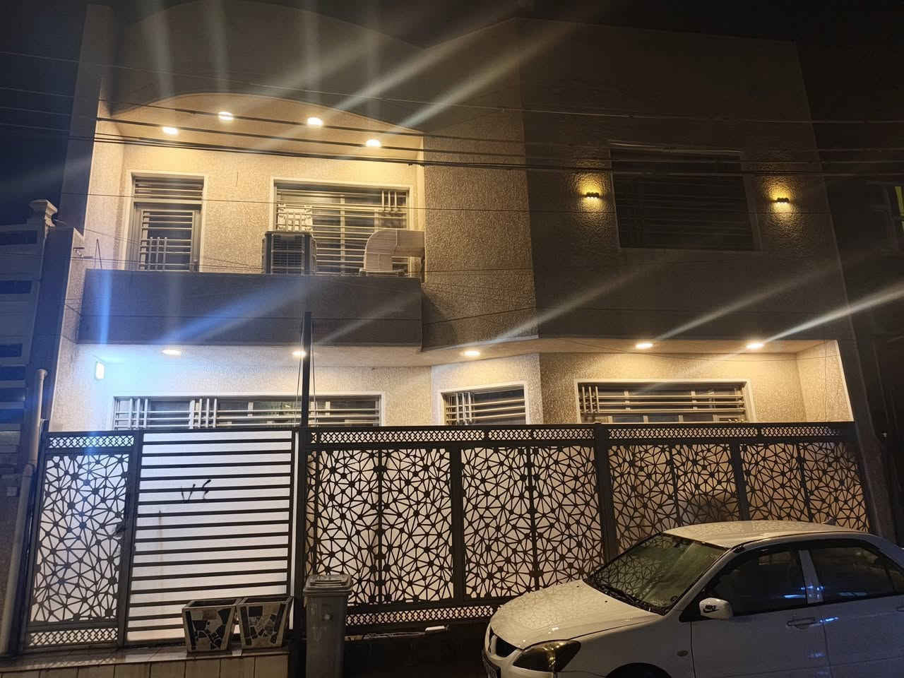 السلام عليكم دار للبيع طابقين يحتوي على استقبال+مطبخ+ غرفتين نوم +حولي+ حمام ..بالاضافه ماء وكهرباء وتبليط الواجهه ١٠ متر المساحه ٧٢ متر منطقه حلوه وهادئة جاهز من كل النواحي المكان مجمع شواطئ دجله شارع الفلل سند ٢٥ للاستفسار رقم الهاتف او وات ساب ***********
