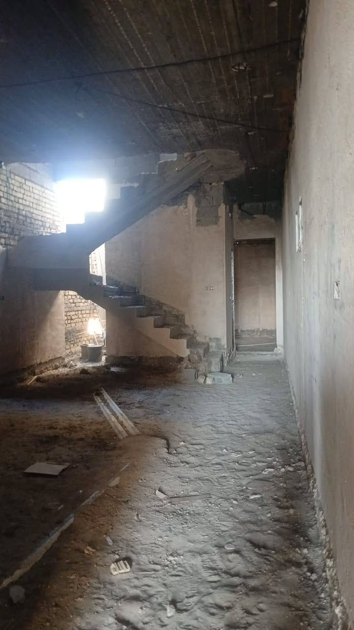 🏠 هيكل للبيع في الجولان الثانيه قرب الحولي يبعد عن الشارع العام حوالي 100 متر 
♦️ الشارع 10 م و يقع على شارع مدرسه التوفيق من جهه سكه القطار [ على الوجه مباشره ]
♦️ مساحه الهيكل 160 م [ الوجه 5 والنزال 32 م ] يتكون البيت من طابقين الطابق الاول طابوق و الدواخل بلوك والطابق الثاني بلوك 
♦️ يحتوي البيت على 3 غرف نوم و استقبال و صاله الطابق الاول كبيره و تحتوي على مطبخ حار مؤسس و كامل و صاله كبيره في الطابق الثاني 
♦️  يحتوي على حمامات عدد 2 و صحيات خارجيه و مناور عدد 2 و الخزان البيت السبتتنك كامل و مقسوم الى نصفين 
♦️ البيت كامل كهرباء و ماء و مجاري و نصف البيت 🏠  مشمع بل جص علما ان مجاري البيت خطين 
♦️ الهيكل كامل لشبكات تقطير السبالت و شبكه الانترنت و بواري الكامرات مع تثبيت بورد ال D.V.R الخاص بل كامرات و كل غرفه تثبيت بوري الستلايت للبلازما 
مع تثبيت سيركت الداخلي و بورد الكهرباء و بورد الماطور 
البيت مسحوب له ماء و كهرباء 
♦️ علما ان اساس البيت مقطع نصف اساس شريطي  و نصف رفت صب كامله 
السعر 42 مليون و قابل للتفاوض مع صاحب العقار 
للاسفسار الاتصال 
***********
***********
او مراسله الصفحه
