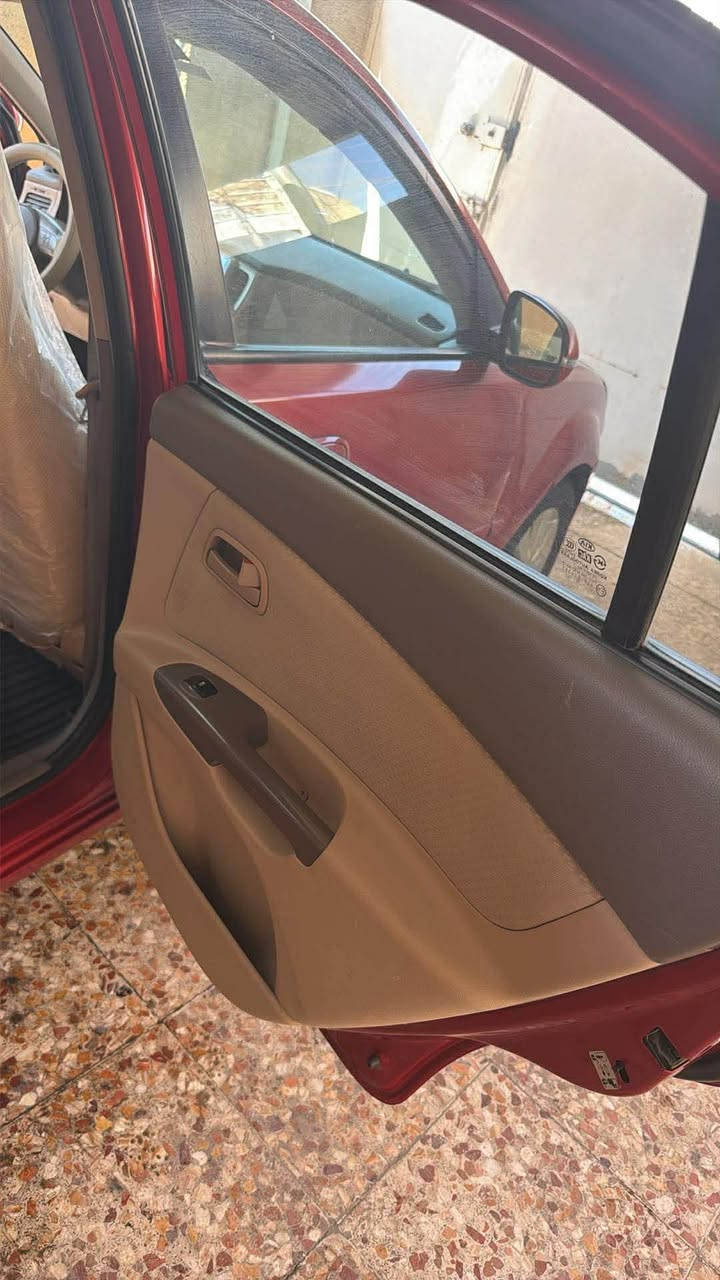 سلام عليكم 
كيا ريو ٢٠١٢ خليجي مكفوله بدون صبغ بيه بارد قليل 
وقبق جنطه مبدل نفس لون  بدون جراد بلاديه 
مكينه كير تمام منضومه تبريد كله جديده 
رقم وهزه جديد باسمي 
كلشي بيه شغال وتمام ومكانه بغداد الكرخ 
رايده ب ٧٧ ورقه 
***********
