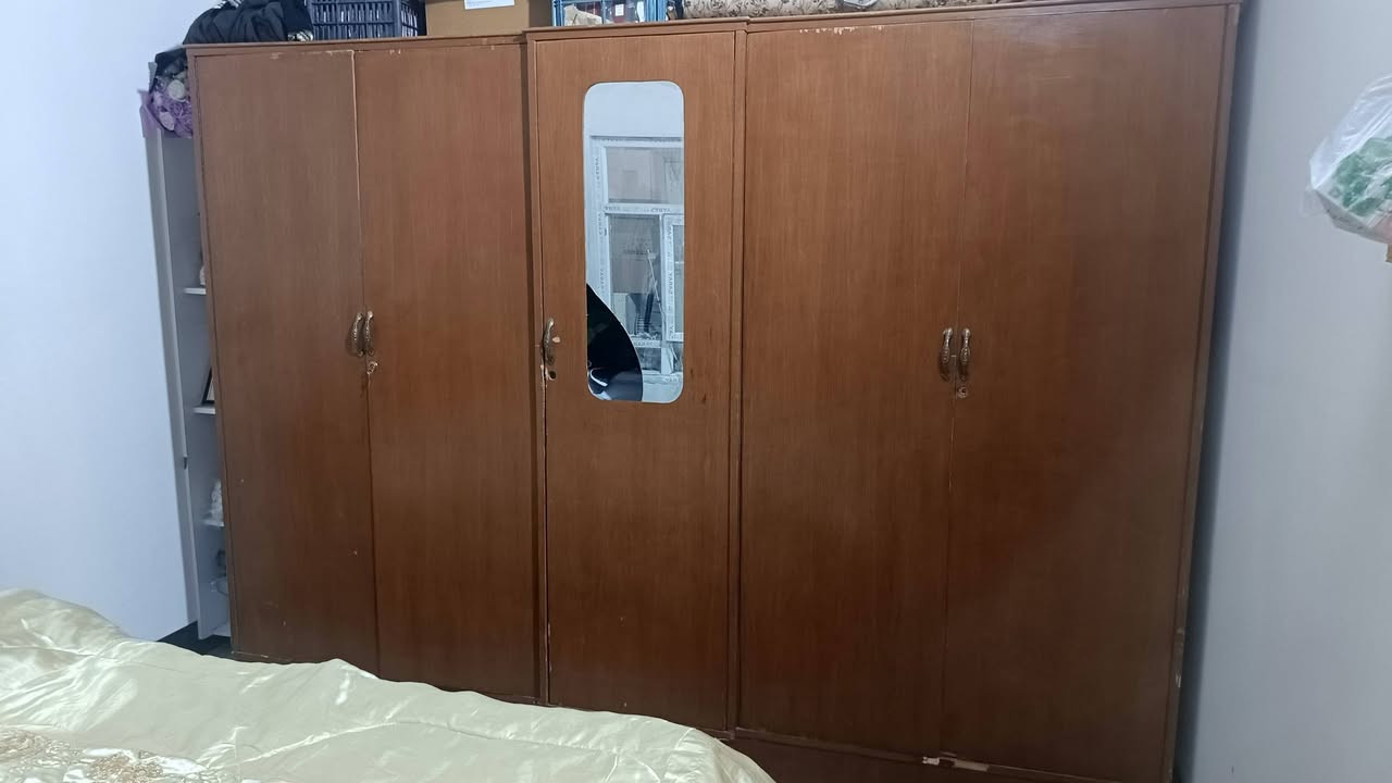 سلام عليكم غرفة صاج كاملة للبيع نضيفة لسعر(200الف) بي مجال هذه رقمي *********** مكاني كركوك

