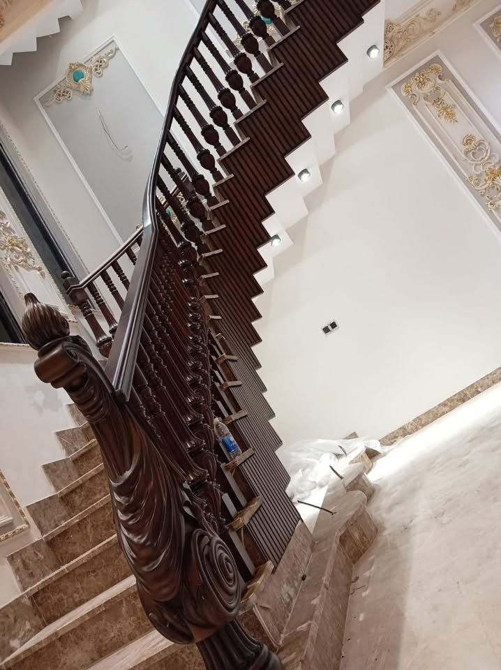 ✨ فخامة تبدأ من أول درجة… وتفاصيل تصنع الفرق. ✨
محجرات خشبية بتصميم أنيق تجمع بين جمال الخشب، قوة التنفيذ، وروعة التفاصيل، لتمنح الدرج والمكان بالكامل طابعًا من الفخامة والدفء. 🤎

نصمم وننفذ أعمالنا بعناية، لأننا نؤمن أن المحجر ليس مجرد حاجز للدرج… بل قطعة أساسية من جمال المكان.

📐 تصميم | تصنيع | تنفيذ
🌟 الجودة في التفاصيل… والفخامة في الاختيار

للتواصل زورونا في موقعنا 
رمادي شارع 40 او الاتصال 
***********

نص مكتوب في الصور:
- realme Shot on realme C35