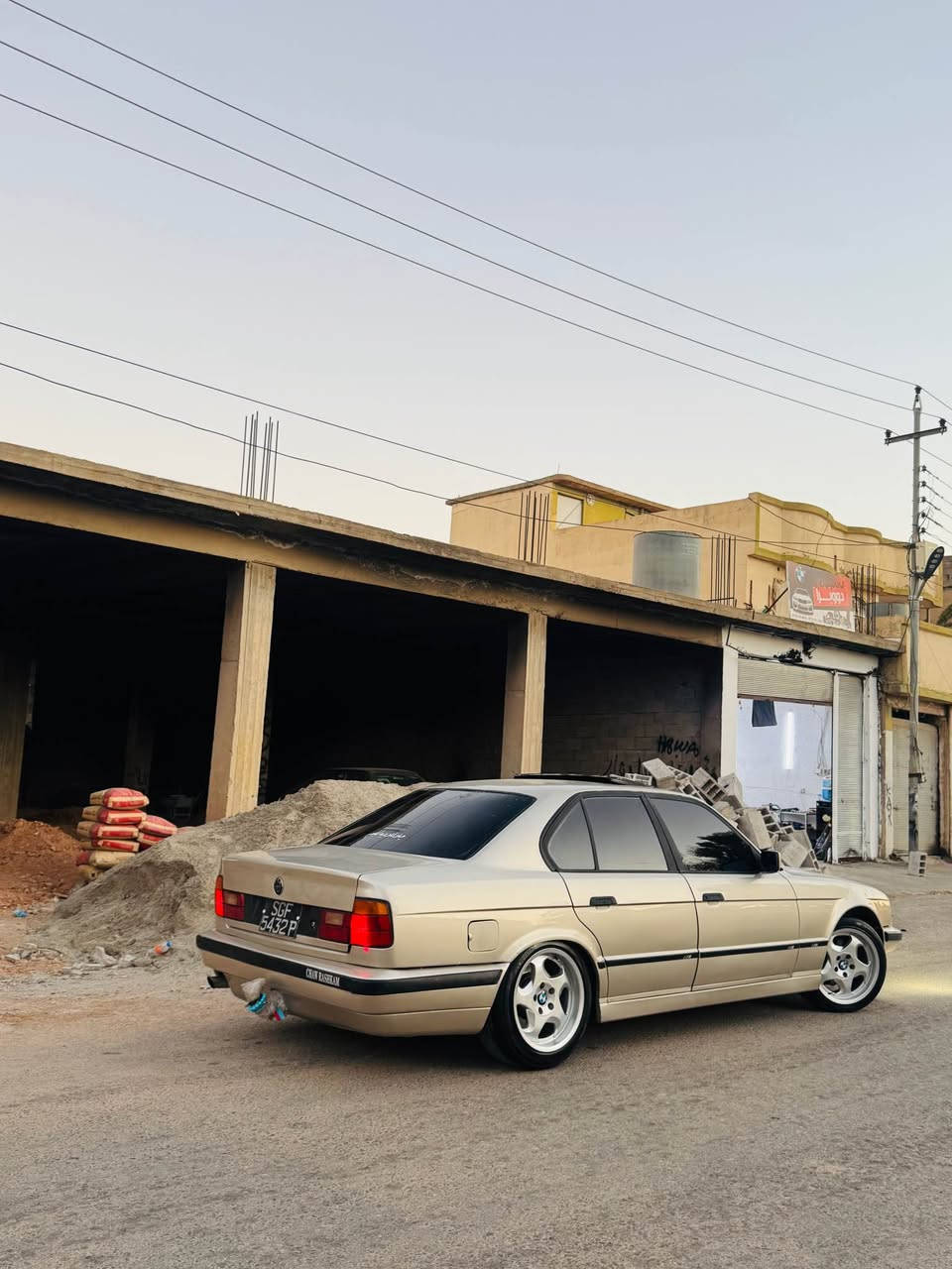 ماشالا شتي تا قانه و جوان 
بيئيم مؤديل 1991 فولي گيرعاديي سه ياره كه ئارم پلاستيك دهوكه به شه رتي هه موو سه يته ره و مه فره زه ك ده فروشم هه موو گياني به شه رت چوارتايه ويلي نوئ نوئ له سه چه مبه ره گه وره لايد بيلادي هؤك بيلادي ده عامي بيلاديي كوشين جلده سلايته هه موو كياني به شه رت مه كينه ٥٢٠ گيرعاديه له رسم جوان ترنه بوو مه سره فت به زياده وه ده ده مه وه شوين كويه *********** هه موو شتي له سه ره كويسينجاك, أربيل
