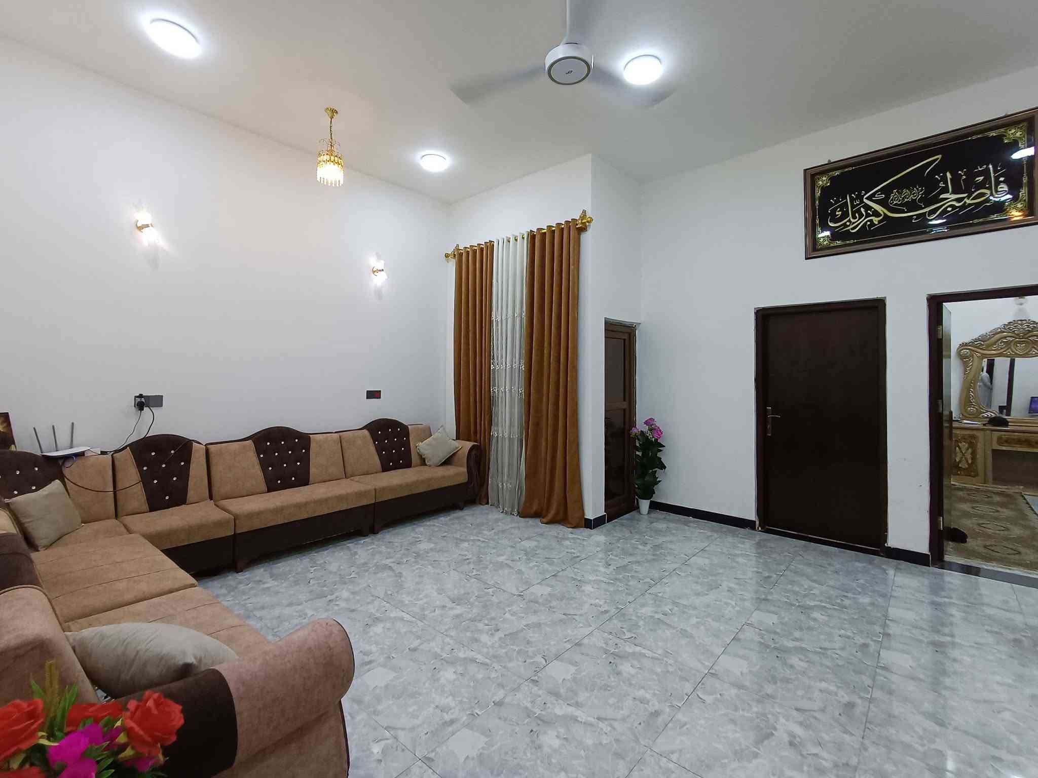 بيت   200 م للبيع
في الجزيرة   _ باب الهوى_ قرب مدرسة الجزيرة الرابعة

التفاصيل : 2 غرفة ومطبخ + استقبال وصالة وصحيات  البناء حديث شخصي
السعر =  70 مليون

عنوان المكتب : اليوبه مقابل جامع الهادي :
***********
