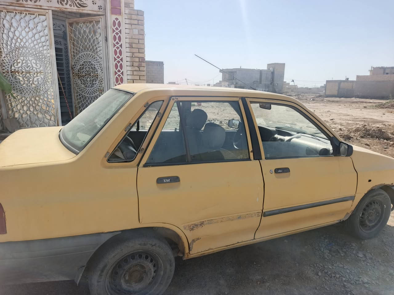 سيارة سايبة للبيع كلشي نضيف محرك گير... 15 ورقة وبيهه مجال  ***********
