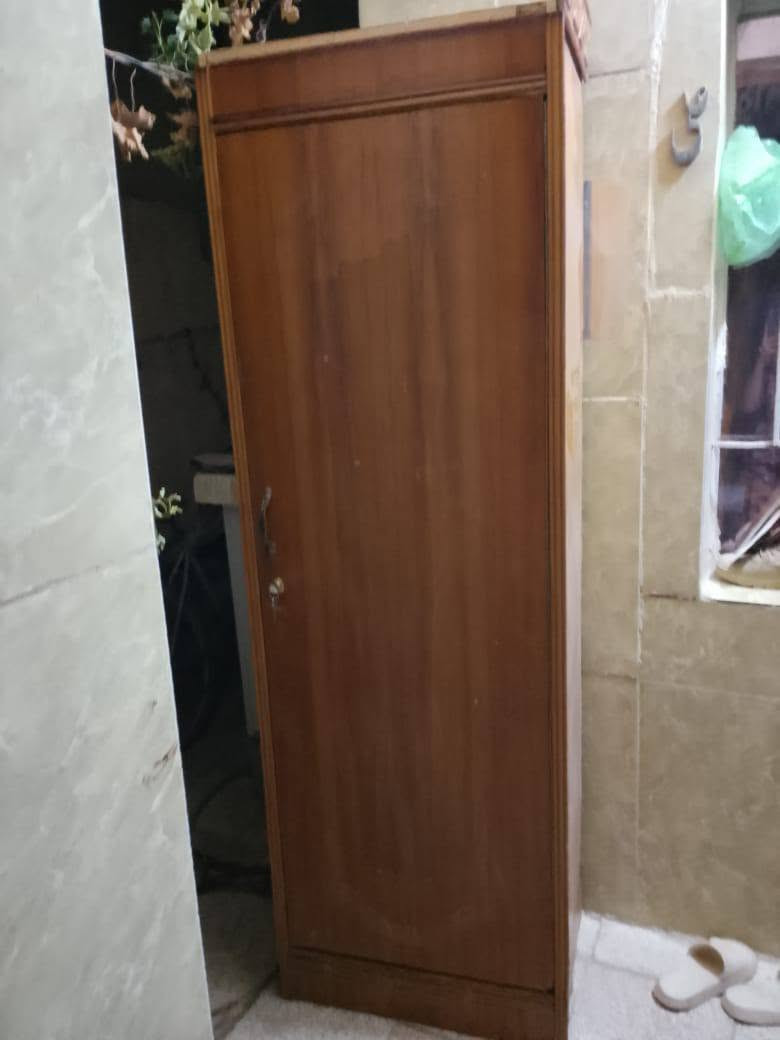 بوفيا خمس بيبان وكنتور باب واحد للبيع وميز بلازمه ***********
