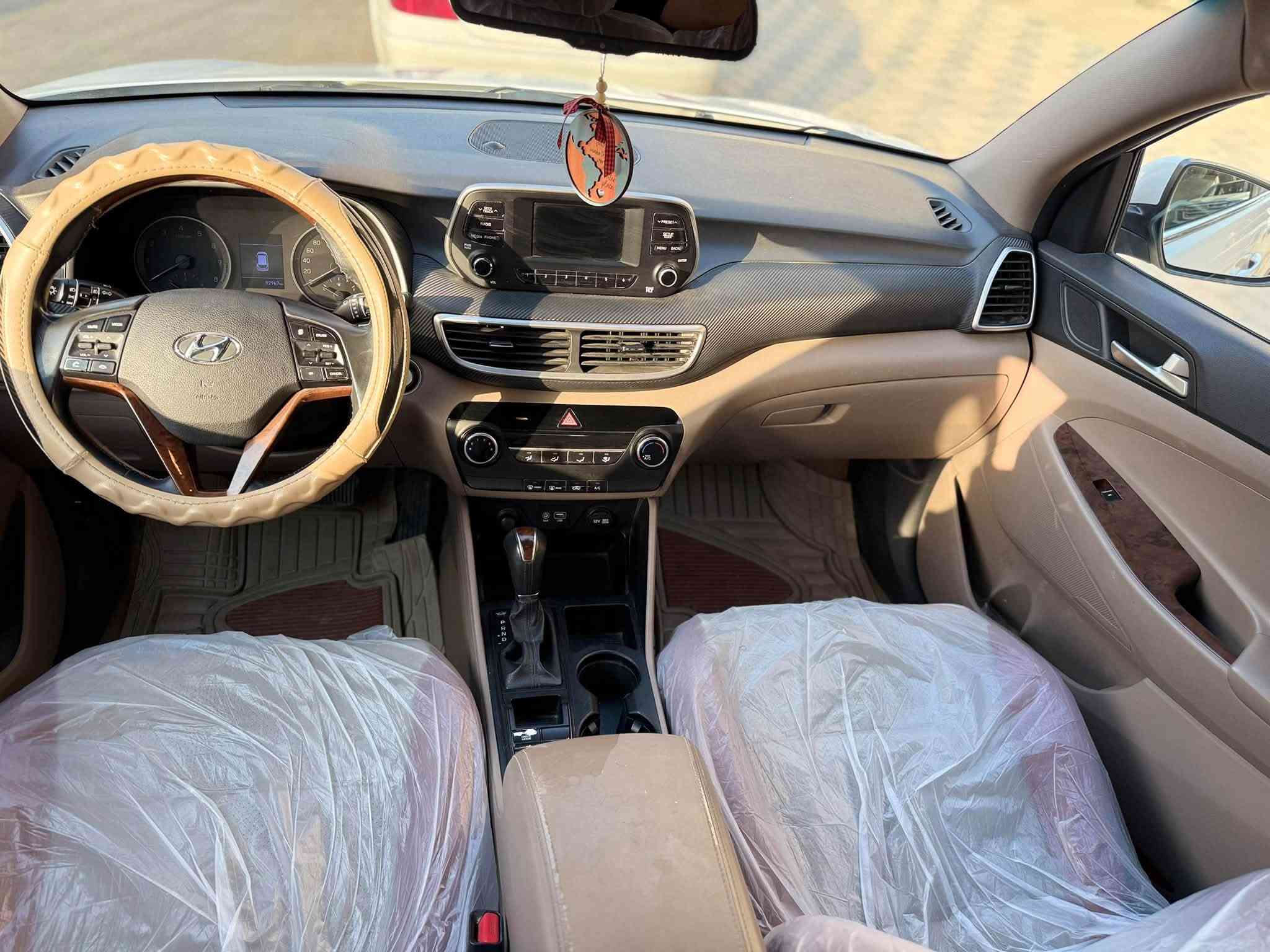 السلام عليكم
توسان ٢٠١٩ خليجي 
مكفولة من الصبغ والتبديل 
بيها كارت خشم البنيد + بارد الباب الخلفي بالدور فقط 
ماشية ٩٢ الف كيلو 
رقم بغداد الدولي تحويل مباشر 
مكان السيارة حله / شارع ٦٠ 
السعر : ١٧٥ ورقة وبيها مجال 
للاتصال : ***********
