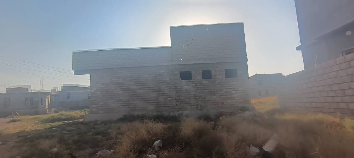 هيكل للبيع بسعر مميز وصادم.
مساحة البناء.200 مترم مربع

مساحة الارض .400 متر مربع

يحتوي على 3 غرف نوم .

وغرفة في الطابق الثاني تحتوي على حمام سويت. 

وتحتوي الهيكل على هول واستقبال 

وسند زراعي .مع قرار تمليك من البلدية 

وسعر هو 40 مليون دينار نقد والتحويل في نفس اليوم او اليوم الثاني .والفقد 45 مليون دينار. للتواصل والاستفسار مراسلة واتساب او الاتصال على هذا الرقم ***********
