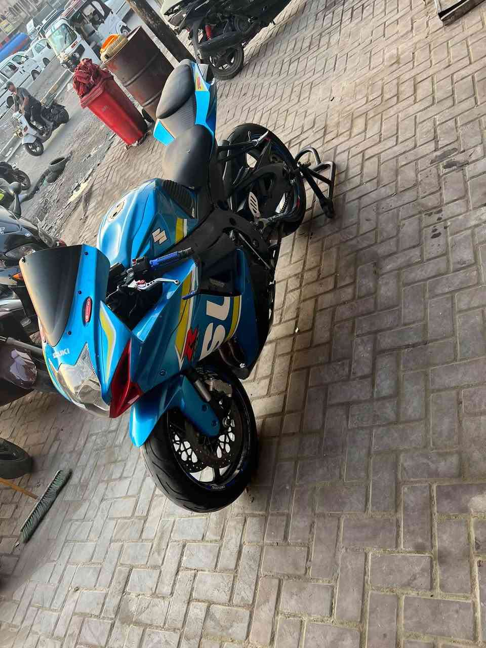 السلام عليكم
Suzuki gsxr 750 2016 
دراجه كامله مابيه نقص برغي مكينه خير من الله 
دراجه بدون حادث 
برمجه ٣ مودات 🔥
اكزوز بروكس 
السعر ٣٥ $$
مكان بغداد الشعب 
باقي تفاصيل اتصل وبخدمتك ***********
