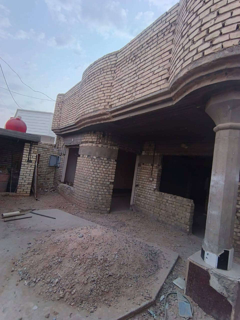يعلن مكتب فراس الطالبي للعقار عن وجود بيت للبيع حي المعلمين وره السجه مساحه 200متر الوجه ١٠متروالنزال ٢٠متر طابق واحد كامل جاهز التشطيب موقع حلو ومرتب الشبكة الضوء بابه تتوفر كافه الخدمات بأدارة فراس الطالبي للعقار والكافت التعقيب والمقاولات والعقارات العامه عنوان المكتب حي المعلمين طريق سيد براهيم للستفسار تصل على الرقم ***********@
