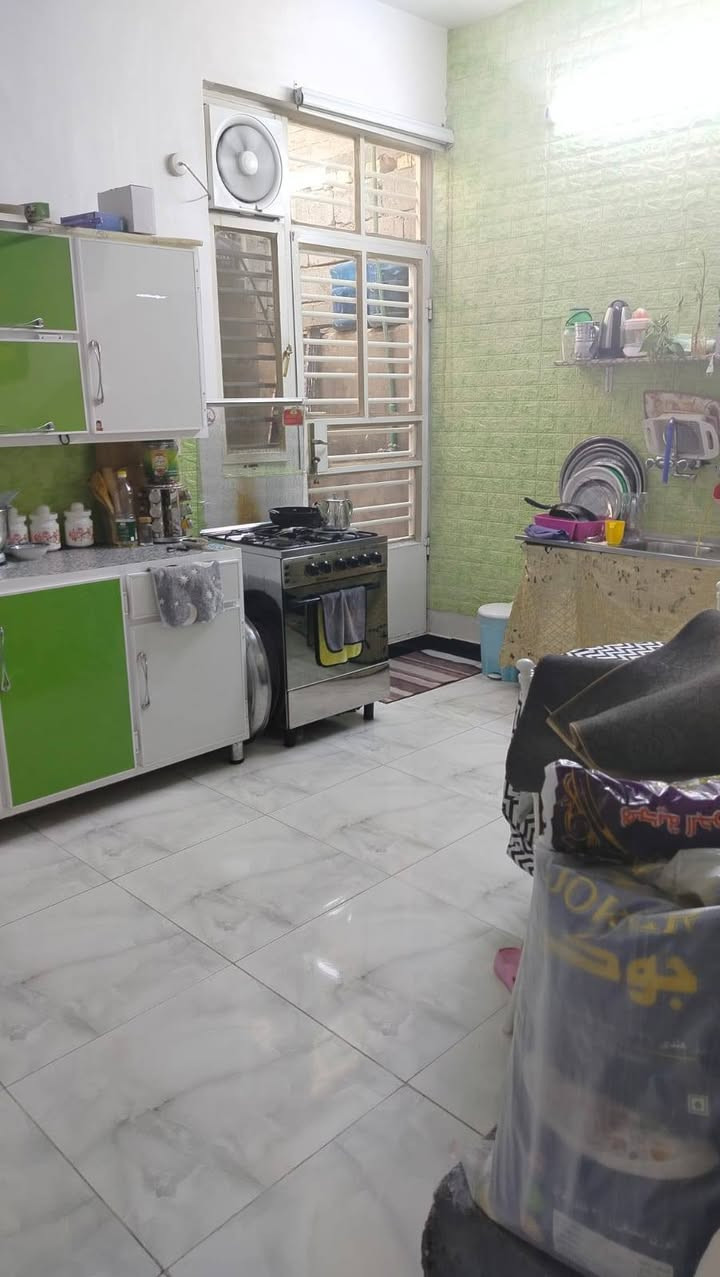 بيت 75 متر طابو صرف سكني حي بدر واجهه5نزال15 طابق واحد غرفه نوم 5x4,60. وهول 4x4,60  وحولي كبير صحيات عدد 2 بناء سنه2019 بلوك اساس رفت شارع عشرين سقف ارتفاع 3،و20 بطن الركن السعر 95للاستفسار ***********
