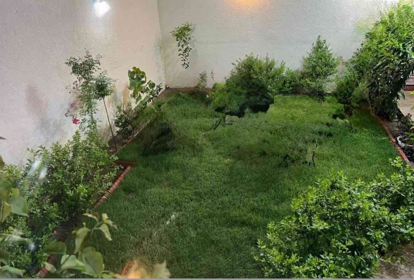 بيت للبيع طريق بغداد حي الحوراء تيل 43 حسينية الباقر بعد 50 متر عن الشارع مساحة 200 متر بي اربع غرف نوم صالة كبيرة اربع حمامات استقبال ومطبخين حار وبارد والبيت طابقين يصلح حسينية وبيت والاستفسار ***********
