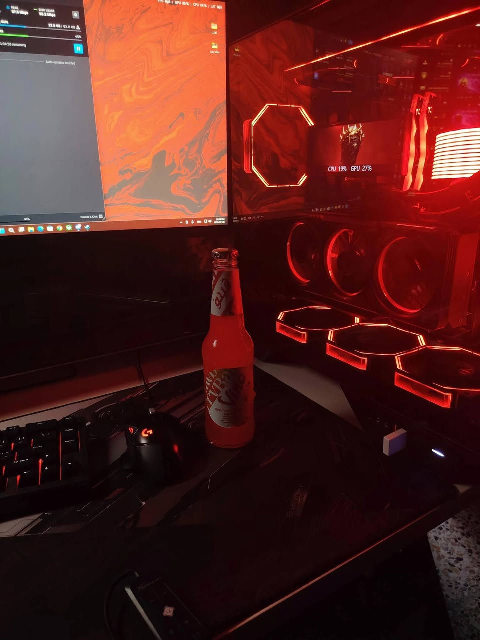 **🔥 سيت اب كيمنك واحتراف كامل للبيع (Setup Full Gaming) 🔥**

للبيع سيت اب متكامل بحالة ممتازة جداً ونظافة العالي، جاهز للاستخدام الفوري للألعاب الثقيلة (AAA)، صناعة المحتوى، والبث المباشر بأعلى أداء.

**💻 مواصفات البيسي (Desktop Specs):**

* **المعالج (CPU):** Intel Core i5-14400F (أداء قوي وسريع جداً للألعاب والبرامج)
* **كرت الشاشة (GPU):**  12 كيكا NVIDIA GeForce RTX 4070 (يدعم DLSS 3 وتتبع الأشعة Ray Tracing)
* **الرامات (RAM):** 32GB DDR5 (سرعة عالية 6000MHz)
* **التبريد (Cooling):** تبريد مائي احترافي Thermalright Trofeo 360 RGB
* **مزود الطاقة (PSU):** 750W (كفاءة عالية واستقرار تام للسيستم)
* **الكيس (Case):** Thermalright A70 Vision (تصميم زجاجي عصري مع إضاءة RGB ممتازة)

---

**🖥️ الشاشات (Monitors):**

* **الشاشة الرئيسية:** MSI بحجم 24 بوصة وتردد خارق **200Hz** (مثالية للألعاب التنافسية والـ FPS).
* **الشاشة الثانوية:** Samsung بحجم 27 بوصة وتردد **75Hz** (ممتازة للمهام الجانبية والبث).

---

**⌨️ الملحقات والاكسسوارات (Peripherals):**

* **السماعة:** HyperX Cloud II (صوت محيطي نقي وعزل ممتاز)
* **الماوس:** Logitech G502 Hero (دقة عالية وسريع الاستجابة)
* **الكيبورد:** Attack Shark مغناطيسي احترافي
* **يد التحكم (Joystick):** GameSir G7 Pro (تخصيص كامل وأداء عالي)

--- 

📌 **ملاحظات:**

* التجميعة شغالة بشرط الفحص والشيّك، ولا تعاني من أي حرارة أو مشاكل.
* البيع للسيت اب كامل سعرها 3ملاين 💵 (أو يمكن المناقشة للجادين).

📞 **لللتواصل واستفسار(اتصال / واتساب):** [***********]
