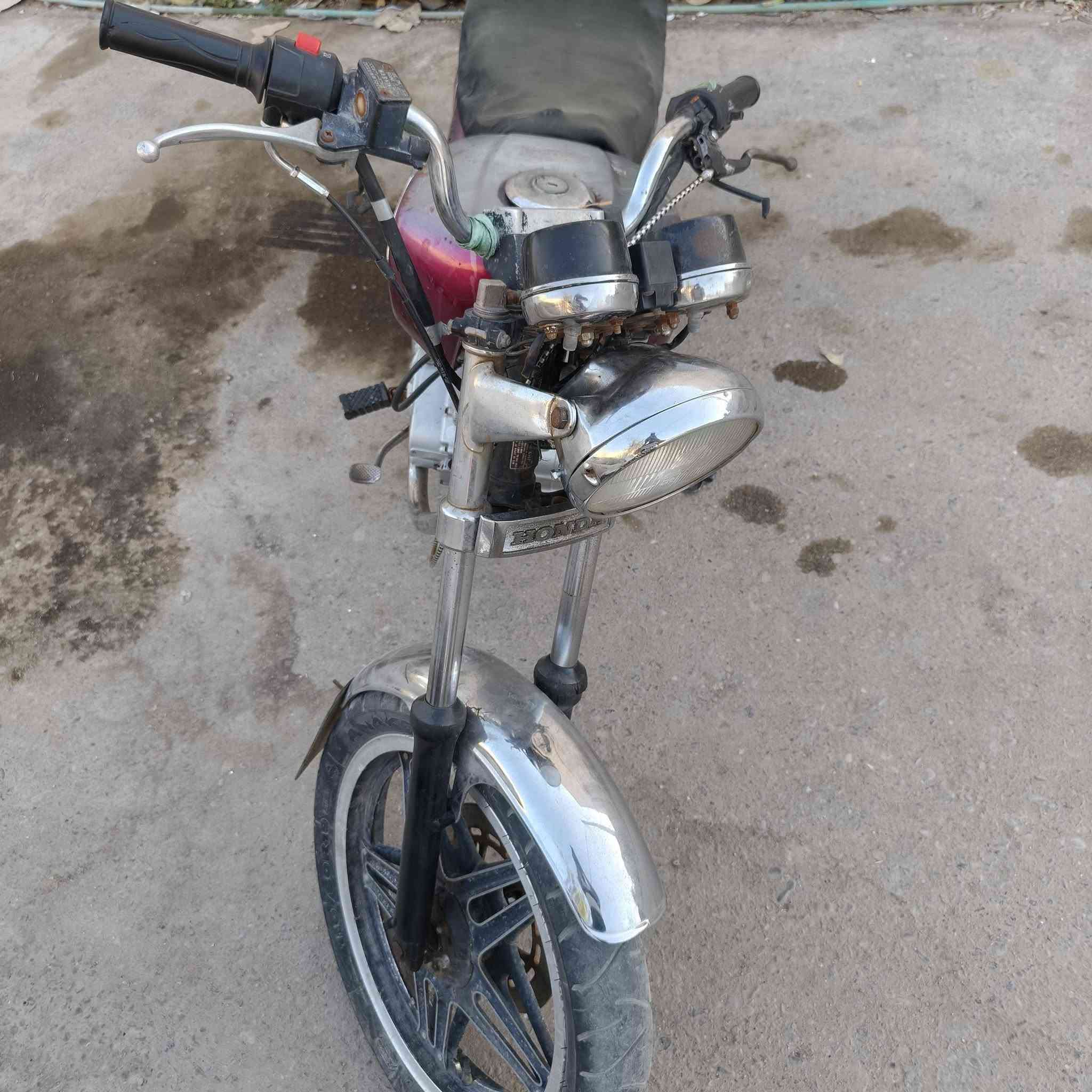 السلام عليكم
للبيع دراجه HONDA cb450cc 1982 

محمو تحوير درجوه أولا مكينه ليفان ٢٠٠ cc  وذا تحب مكينته البلاد موجوده ابيع  مكينه نضيفه دراجه  حلوه رزانه وسرعه فول بيه بس منفيس مابيه اوراق سعره٦٠٠  وبيه مجال مكاني بصره كرمت علي مراوس ترهم *********** رقمي
