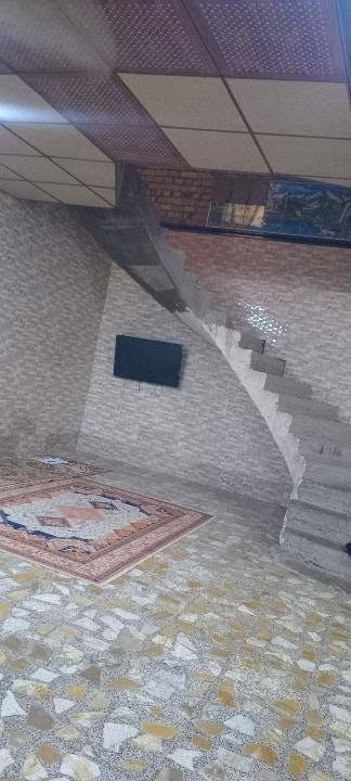 دار للبيع في حي الكوفه قرب دلاليه السيد
مساحته 200 متر
يتكون الطابق الاول من غرفتين واستقبال ومطبخ وصاله وصحيات
والطابق الثاني هيكل يتكون من اربعه غرف وصاله وصحيات 
السعر ١١٠ وبي مجال
للاستفسار ***********
