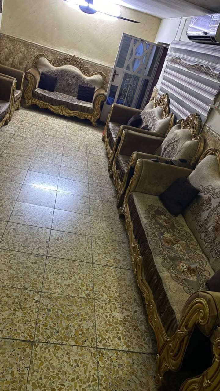 للبيع تخم قنفات عشرين مقعد وياه طبلات وعشر كوشات وكنتور ٦ابواب ومعرض ١٠٠ لسعار بيهن مجال عنوان بغداد الزعفرانيه
