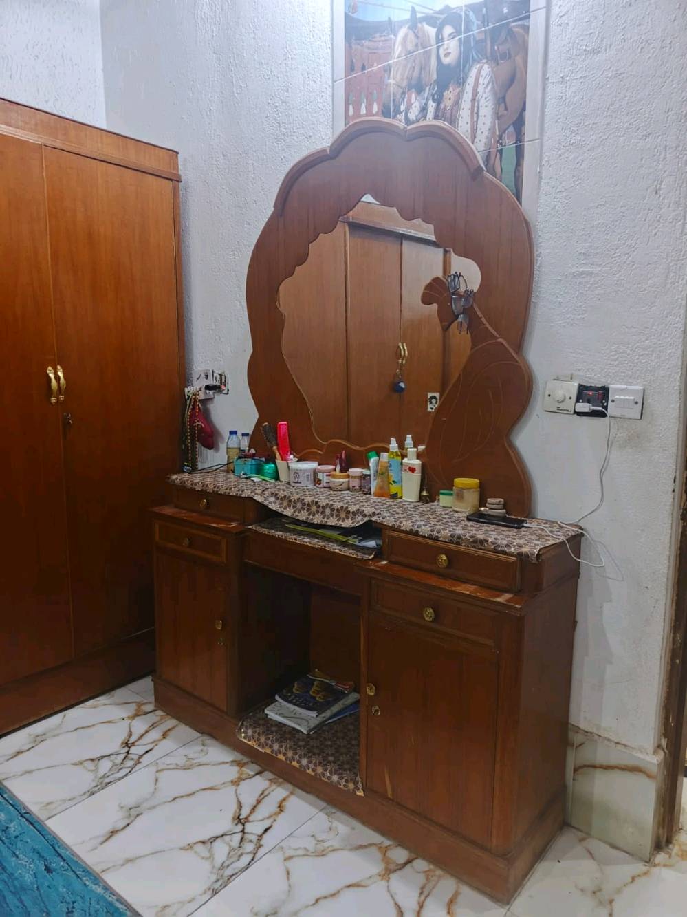 غرفة نوم للبيع بسعر 600 وبي مجال 
غرفة تزكام ستة ابواب 
العنوان العمارة حي النداء