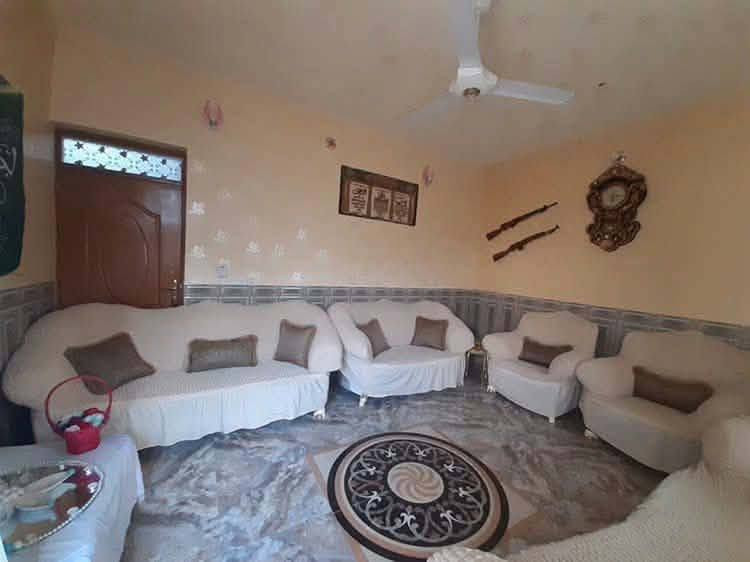🏠 للبيع بيت سكني مميز
📐 المساحة: 150 متر
🏡 طابقين – البيت كامل مكمل
✨ الأرضيات: سيراميك بالكامل
🔹 الطابق الأول:
• غرفة
• صالة
• استقبال
• مطبخ
• مجموعة صحيات
🔹 الطابق الثاني:
• غرفة
• صالة
📄 السند: زراعي – سند 25
موقعه حي الامير الفرع المقابل لخان مندي ابو شاهر 
📍 يبعد عن الشارع: 80 متر
💯 البيت كامل ومكمل وجاهز للسكن.
📞 للاستفسار والتفاصيل والسعر: مراسلة خاص أو اتصال.
***********

